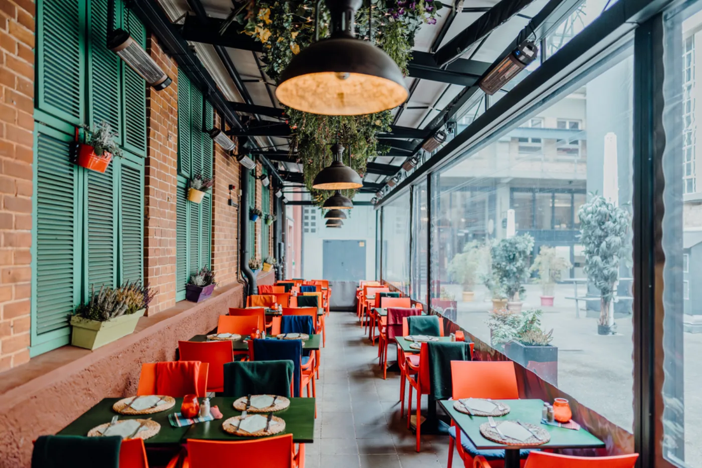 Bunte Terrasse im Außenbereich bei Joe Peña's Esslingen